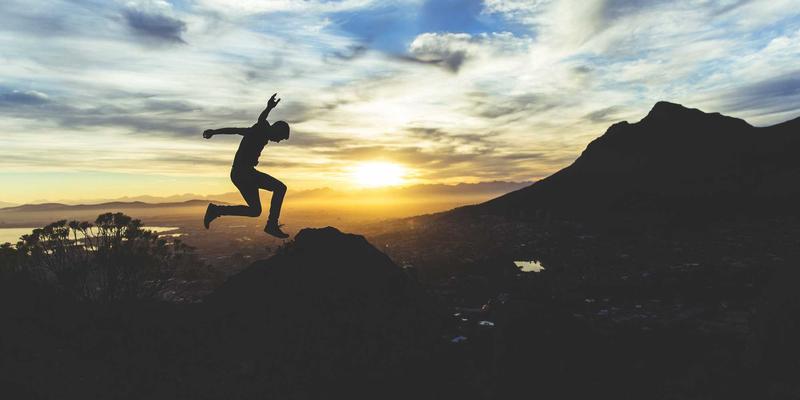 家用投影仪评测：从亮度、色彩到智能系统，打造完美家庭影院的关键